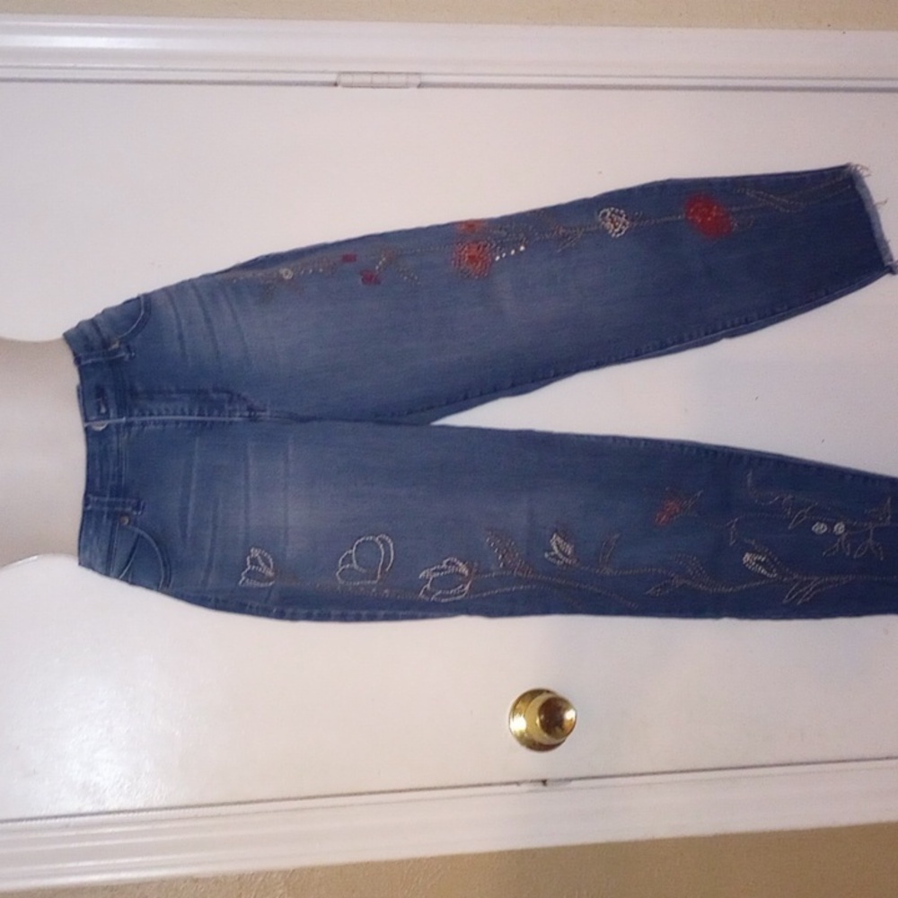 2 PR Jean. Bandolino Midtone Embroidered And DG2 Embroidered Chambrey